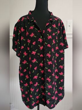 UNIQUE!  Torrid Black Button-Front Top with Red/Pink Cherry Skull Print 4X